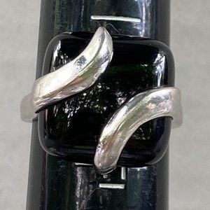 Square onyx on "hugged" sterling silver setting